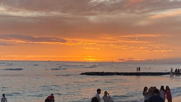 Chaises longues, serviettes de plage