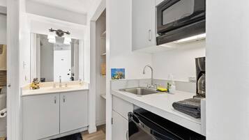 KĂŒhlschrank, Mikrowelle, Herdplatte, Wasserkocher mit Kaffee-/Teezubehör