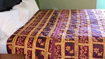 Basic Room | Desk, free WiFi, bed sheets