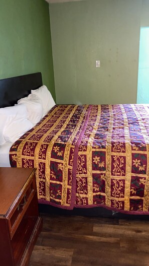 Basic Room | Desk, free WiFi, bed sheets - Trailway Motel (Fairview Heights)