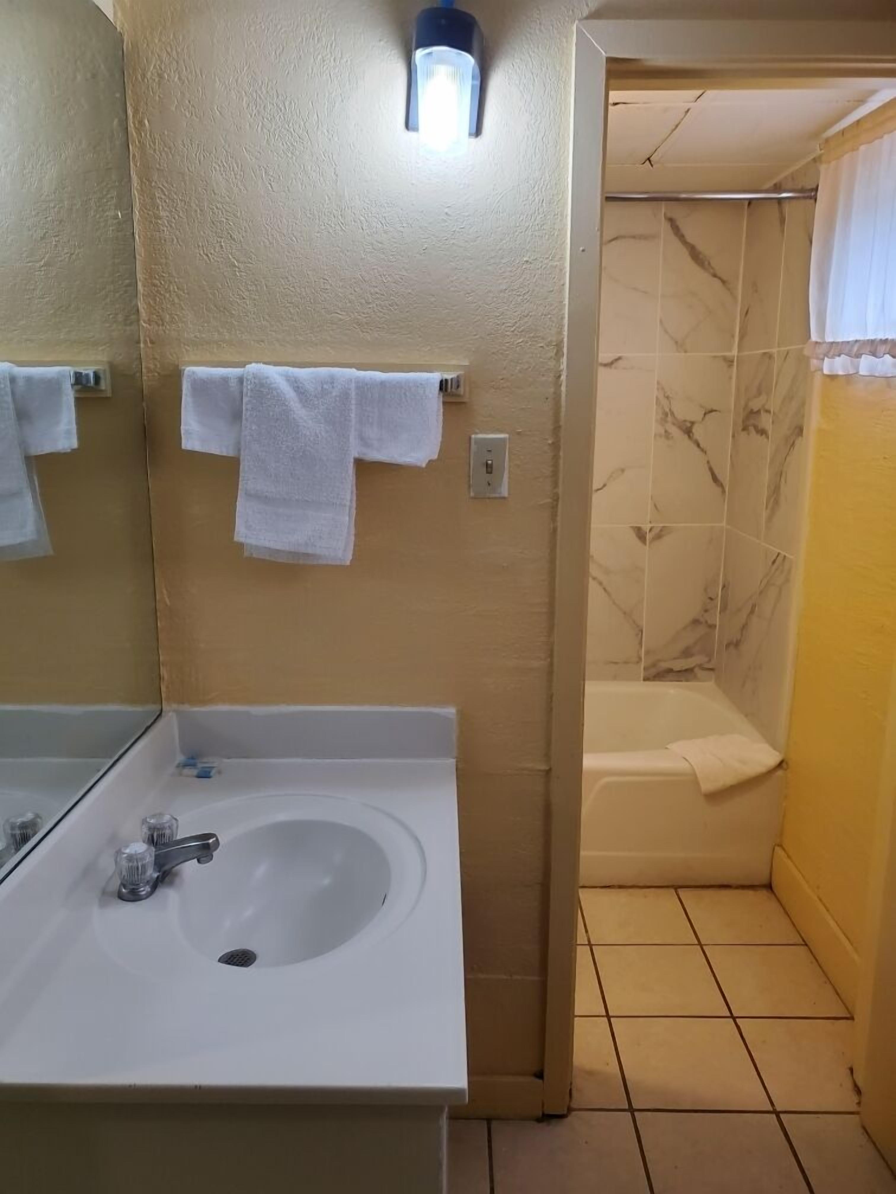 浴缸、提供毛巾