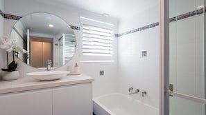 Bathtub - The Poplars, 1,36 Magnus St - Delightful unit with panoramic water views, pool, Linen, Aircon & Wifi (Nelson Bay)