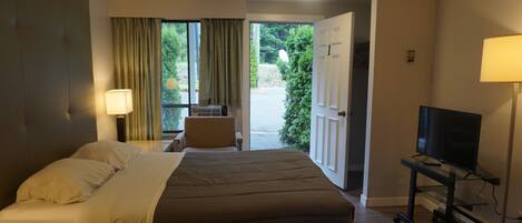 Deluxe Single Room | Free WiFi, bed sheets