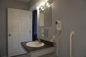 Combined shower/bathtub, towels