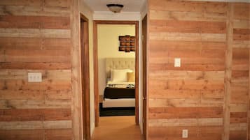 2 bedrooms, iron/ironing board, WiFi