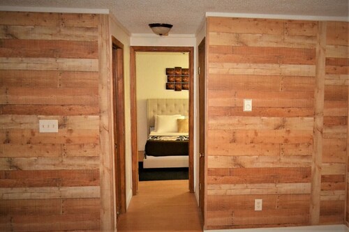 Urbana: charming, well-lit 2-bed, 1.5 bath apartment in central Grand Forks. 