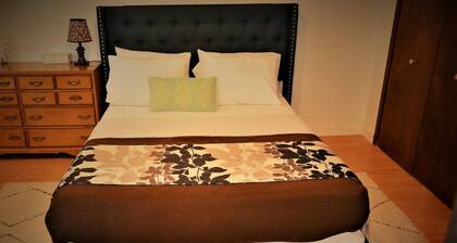 Urbana: charming, well-lit 2-bed, 1.5 bath apartment in central Grand Forks.