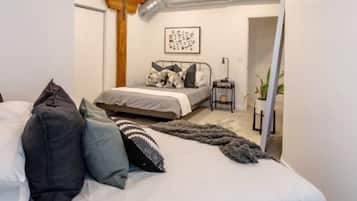 2 habitaciones, escritorio y tabla de planchar con plancha