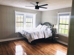 4 habitaciones, tabla de planchar con plancha, wifi y ropa de cama 