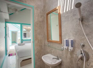 Kamar Keluarga | Kamar mandi | Shower, handuk, sabun, dan sampo