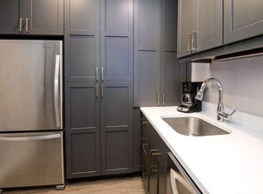 Refrigerador, microondas, parrilla de estufa y lavavajillas 