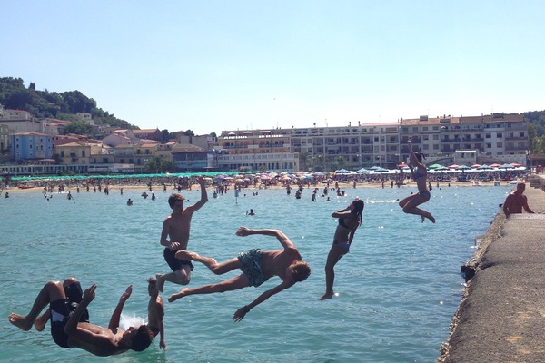 Una spiaggia nelle vicinanze, lettini da mare, teli da spiaggia