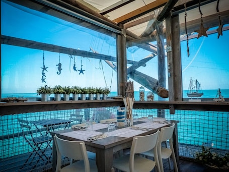 屋外ダイニングエリア. 1800 DREAM VILLA SIMONE OCEAN VIEW