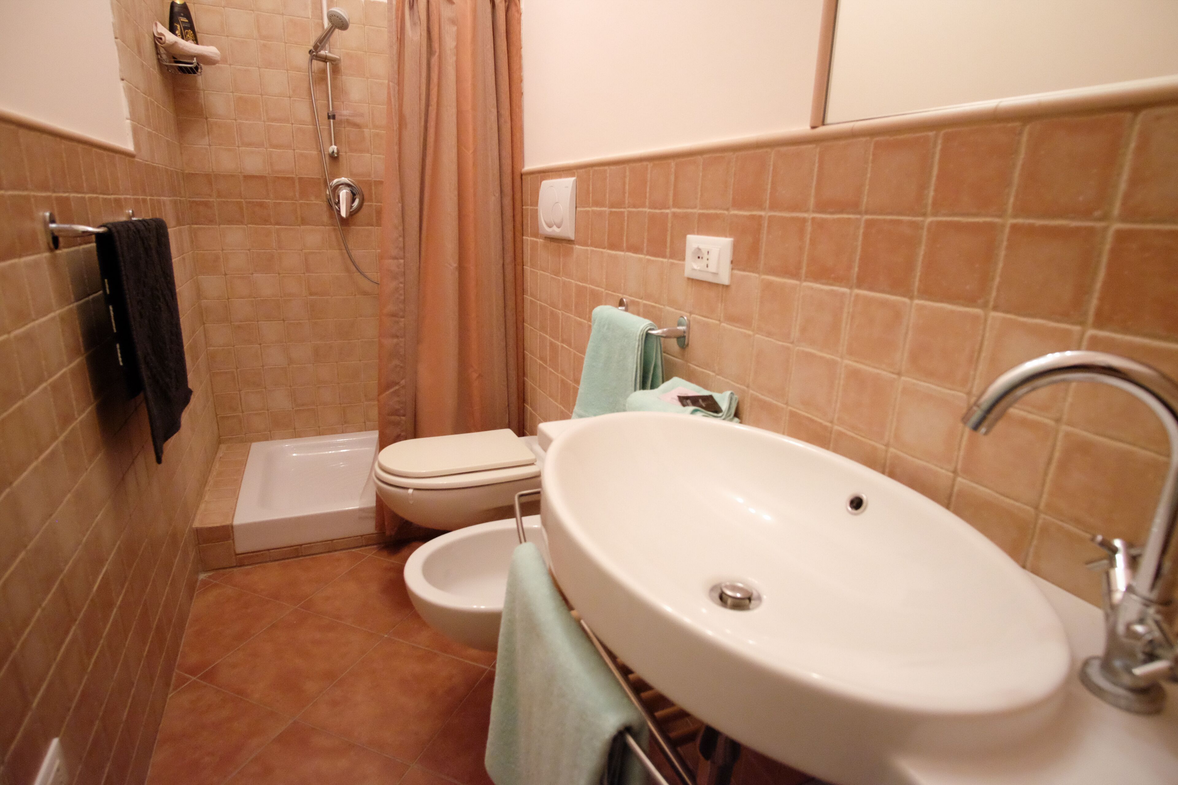 Un bagno con vasca, water, bidet e lavandino.