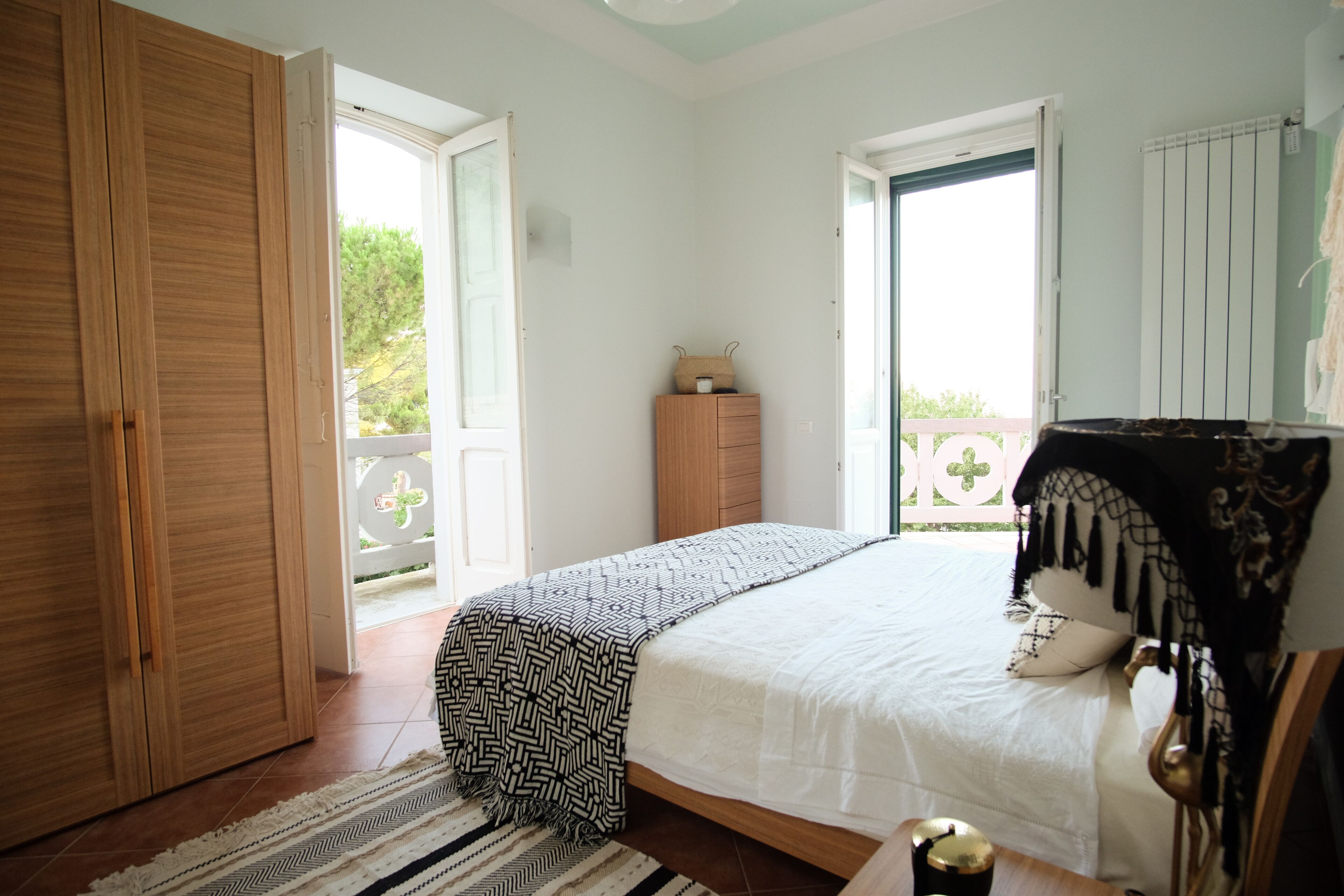 6 habitaciones, tabla de planchar con plancha y cuna de viaje 