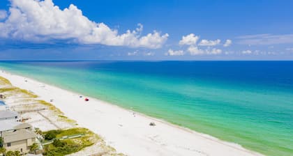 Sunshine Beach House - Private Pool - 5 minute walk to beaches - Pet friendly