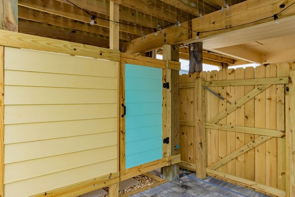 Une structure en bois avec une porte bleue et un portail.