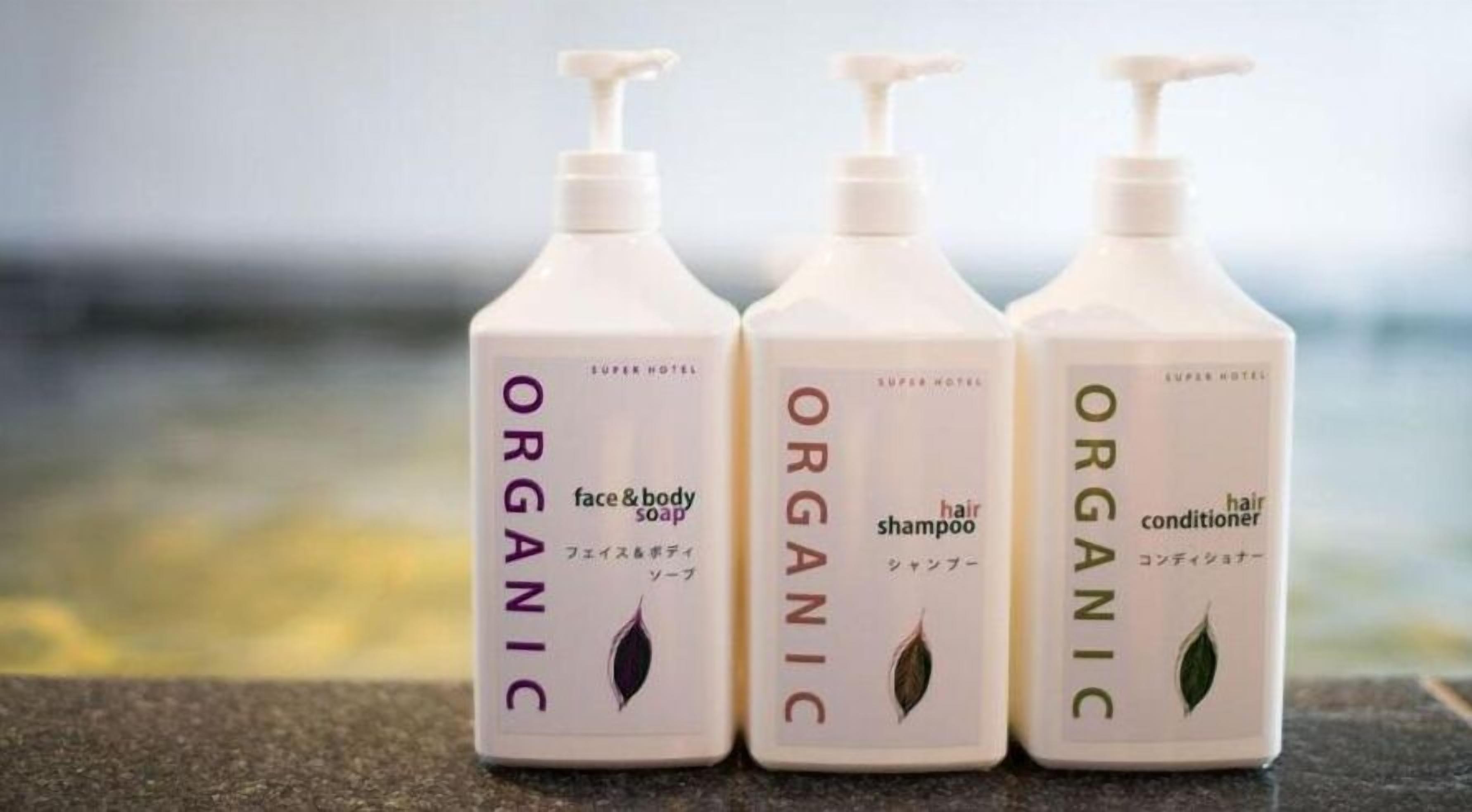 combined shower/bathtub, deep-soaking bathtub, free toiletries