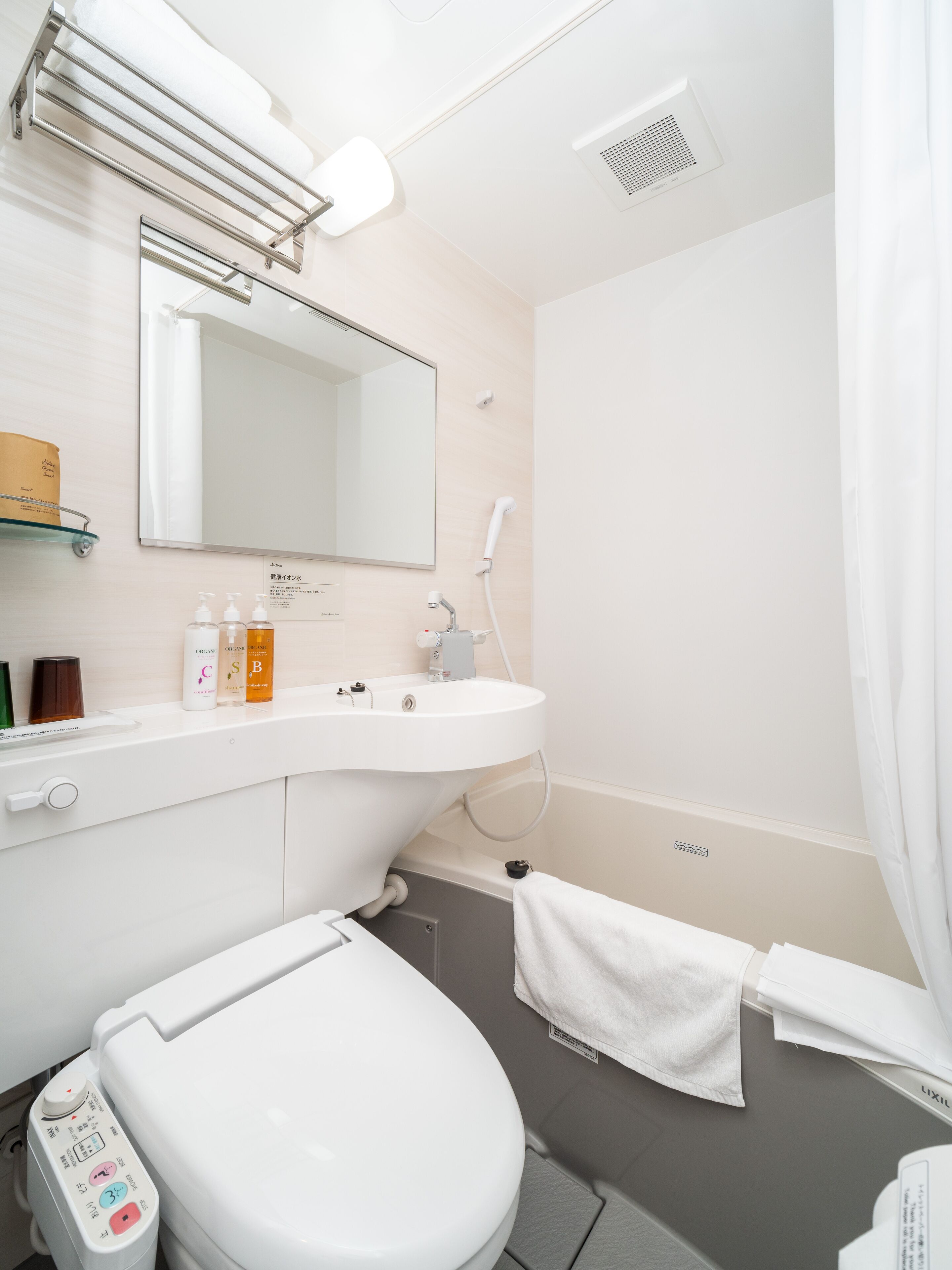 small double room | bathroom | combined shower/bathtub, deep-soaking bathtub, free toiletries