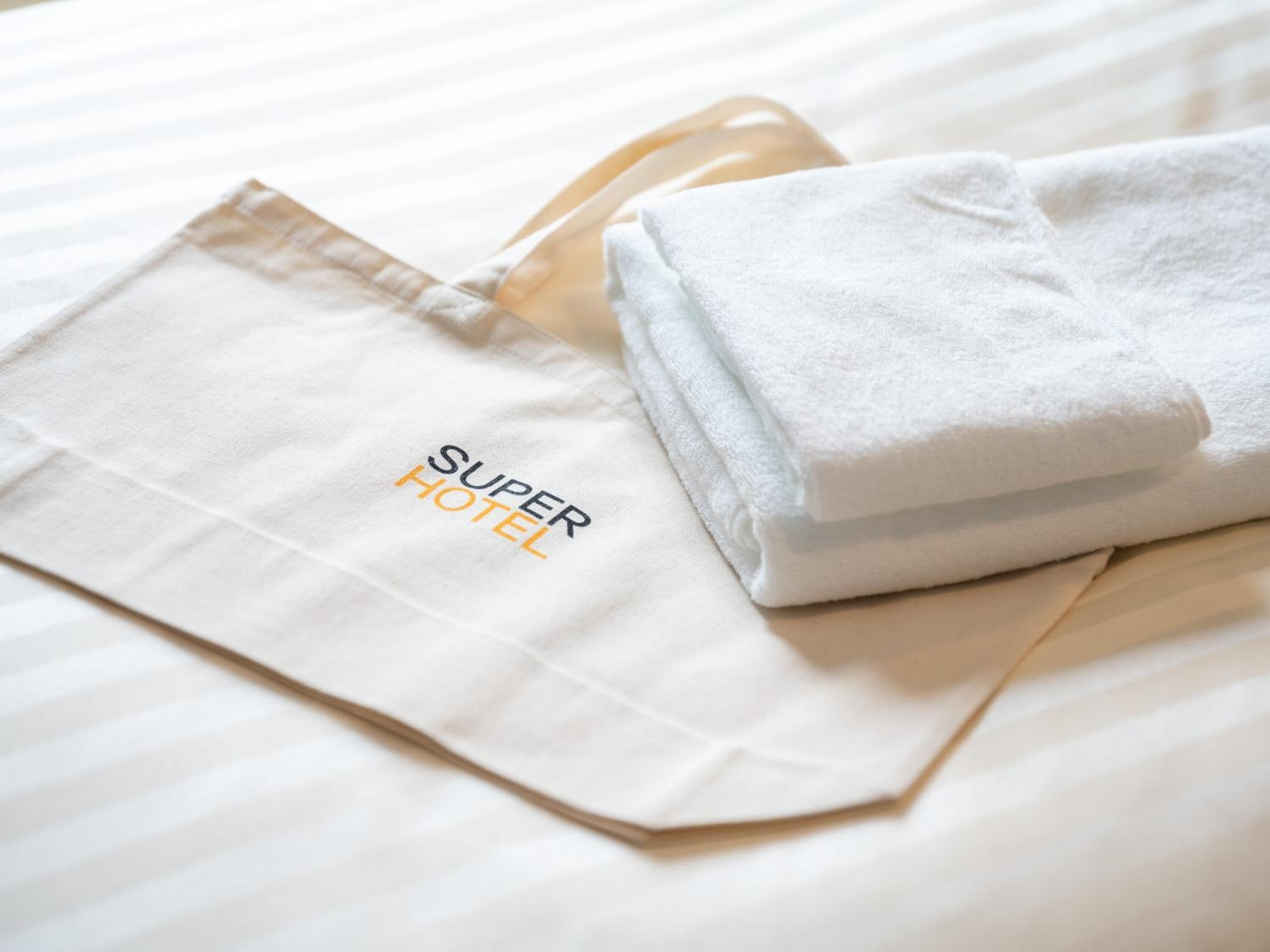 combined shower/bathtub, deep-soaking bathtub, free toiletries