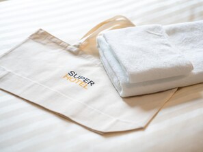 Combined shower/bathtub, deep-soaking bathtub, free toiletries