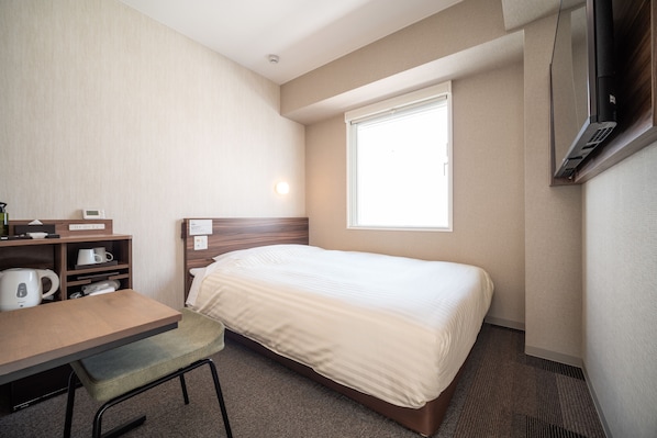 Small Double Room | Desk, soundproofing, free WiFi