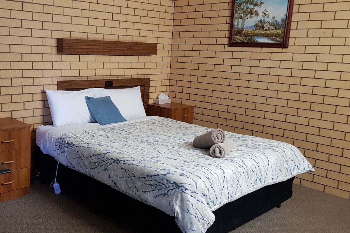 Desk, blackout drapes, WiFi (free), bed sheets