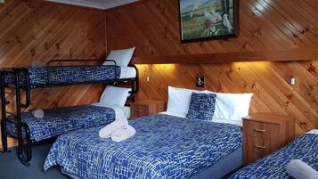 Habitación triple familiar | Escritorio, cortinas opacas, wifi gratis y ropa de cama