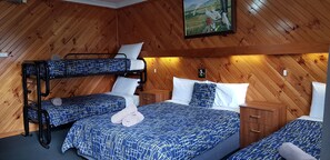 Standard Family | Desk, blackout drapes, free WiFi, bed sheets - Darling River Motel (Bourke)