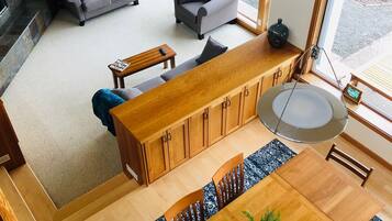 Smart-tv, eldstad, dvd-spelare och ett bordtennisbord