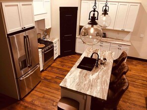 ثلاجة، ميكروويف، فرن، موقد طهي مسطح