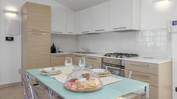 Kühlschrank, Ofen, Herdplatte, Geschirrspüler