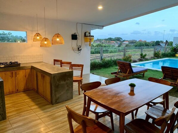 تناول الطعام بالخارج