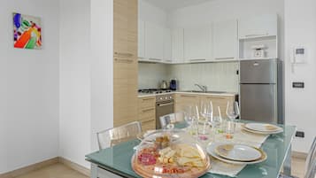 Jääkaappi, uuni, liesi, astianpesukone