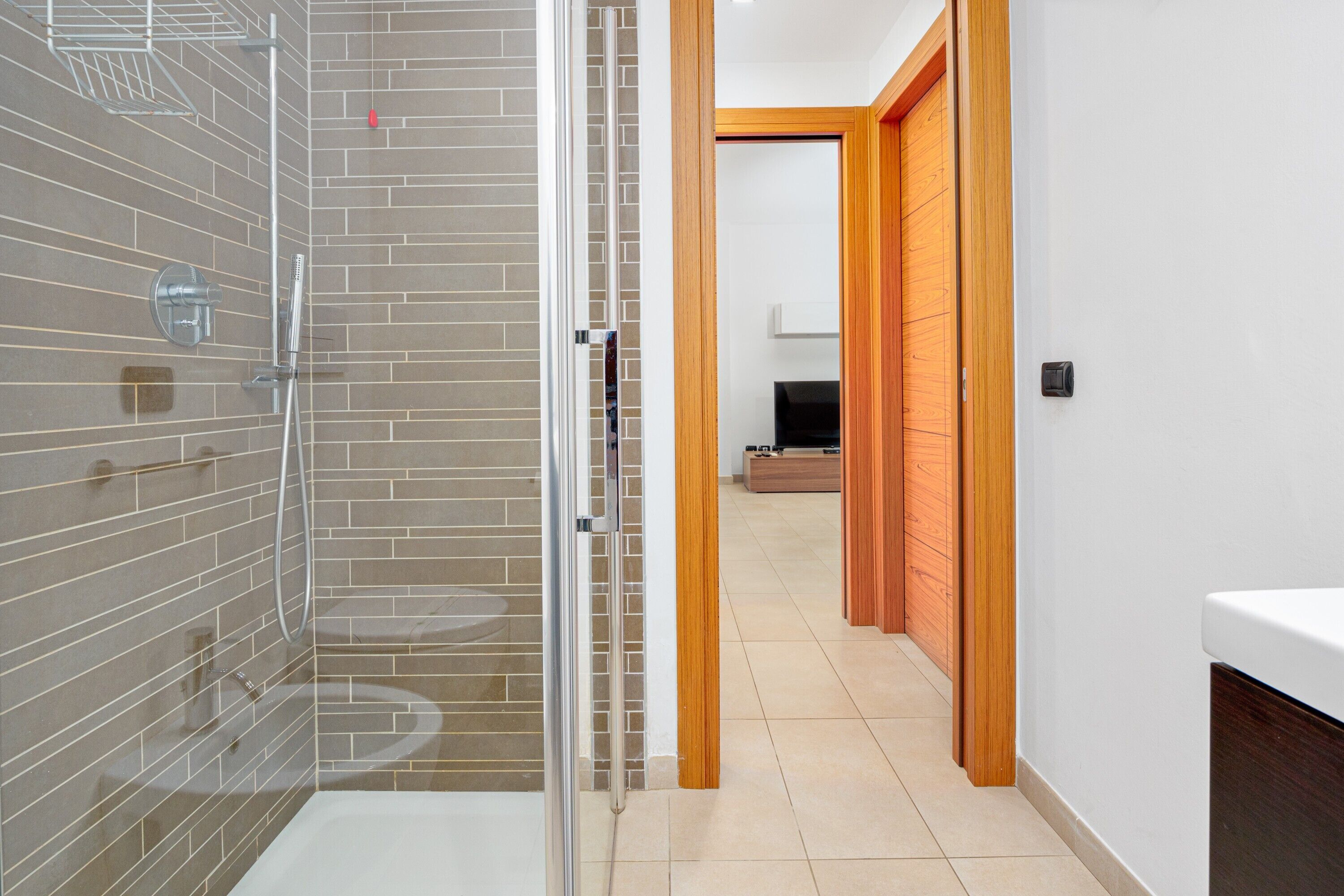 Baignoire, sèche-cheveux, serviettes fournies