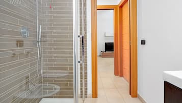 Baignoire, sĂšche-cheveux, serviettes fournies