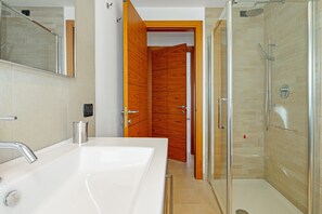 Baignoire, sèche-cheveux, serviettes fournies