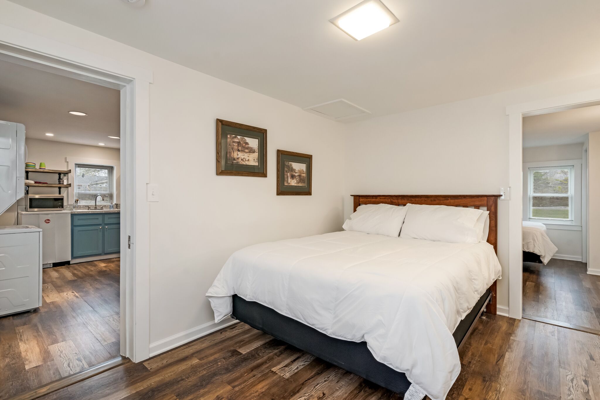 2 dormitorios, tabla de planchar con plancha, cuna de viaje