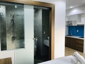 Superior-Studio | Badezimmer | Dusche, kostenlose Toilettenartikel, Haartrockner, Hausschuhe