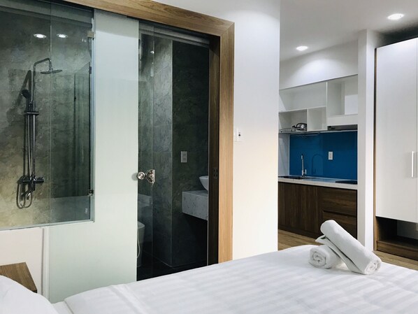 Studio Superior | Phòng tắm | Buồng tắm vòi sen, đồ dùng nhà tắm miễn phí, máy sấy tóc