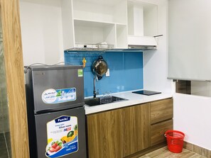 Tủ lạnh, bếp nấu, ấm điện, nồi cơm
