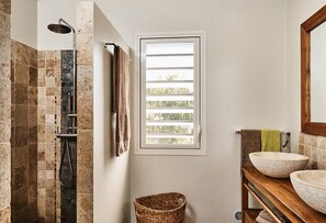 Ducha, cabezal de ducha tipo lluvia, secador de pelo, toallas