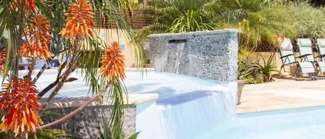 Una piscina al aire libre (de 08:00 a 21:00), sombrillas, tumbonas