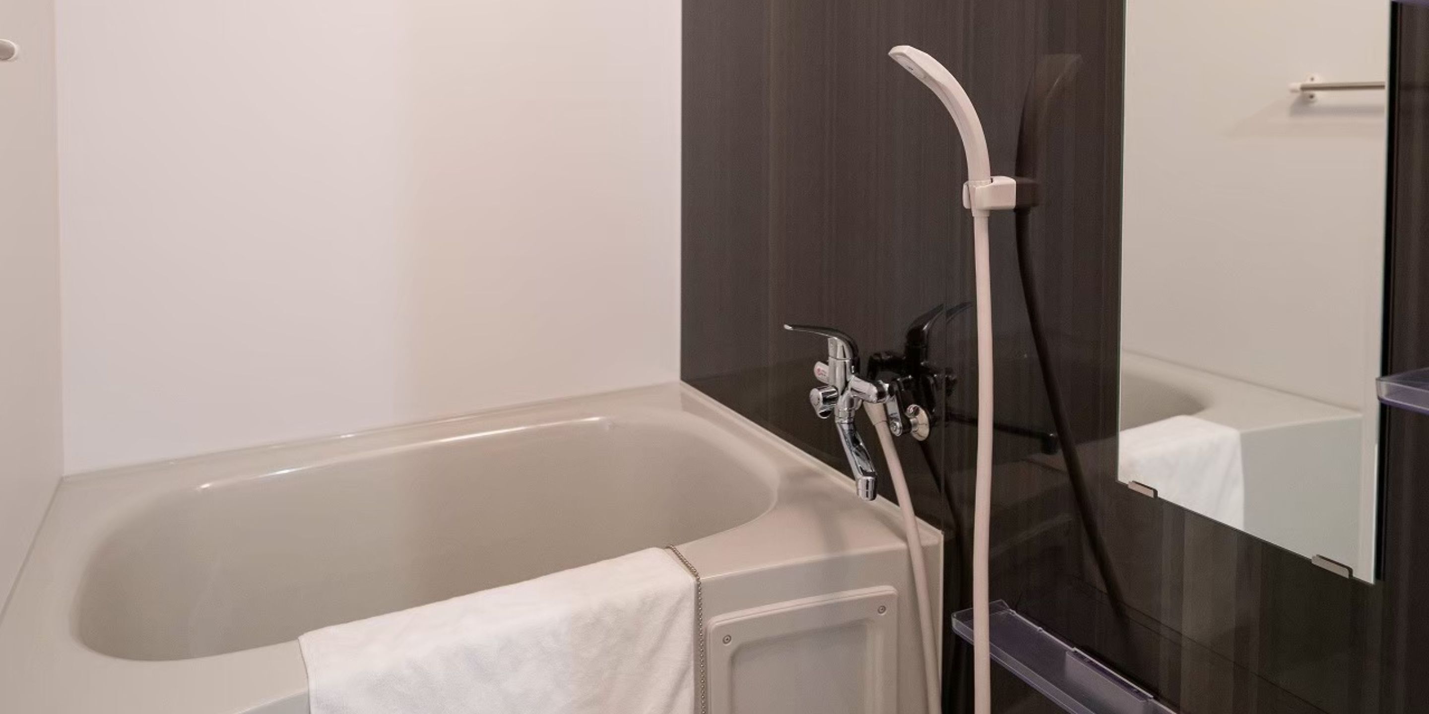 Ensemble douche/baignoire, articles de toilette gratuits, sèche-cheveux