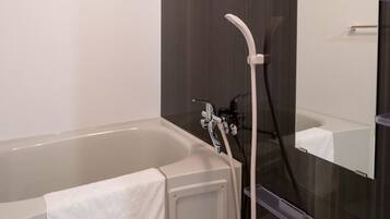 Een bad/douchecombinatie, gratis toiletartikelen, een haardroger