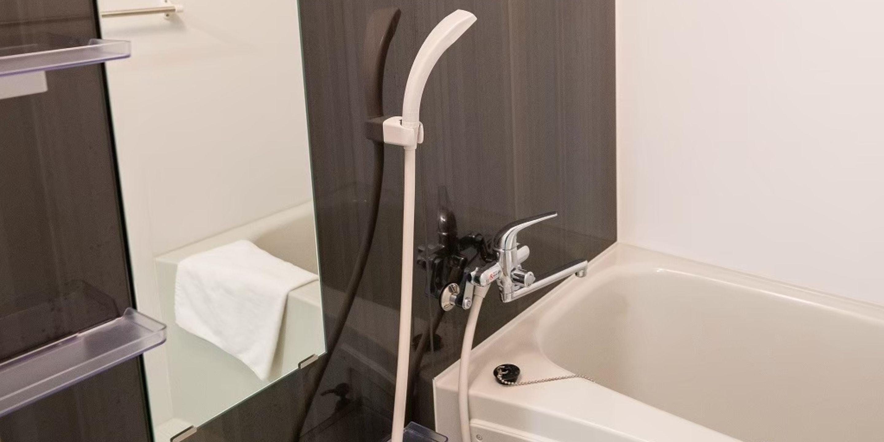 Une salle de bain moderne équipée d’une baignoire, d’une douche et d’un porte-serviettes.