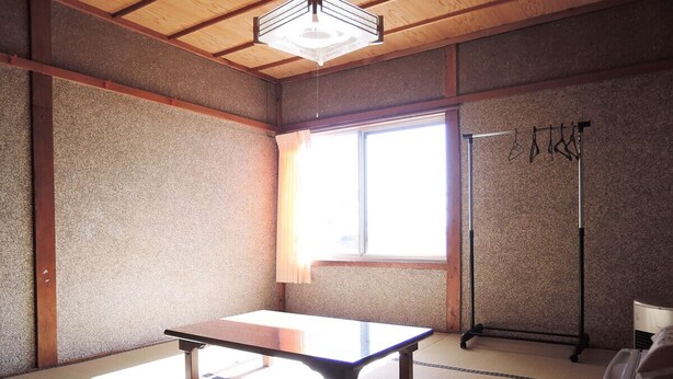 A tatami mat room with a low table, a standing lamp, and a window. - Shintaku Sanso (Minamimaki)