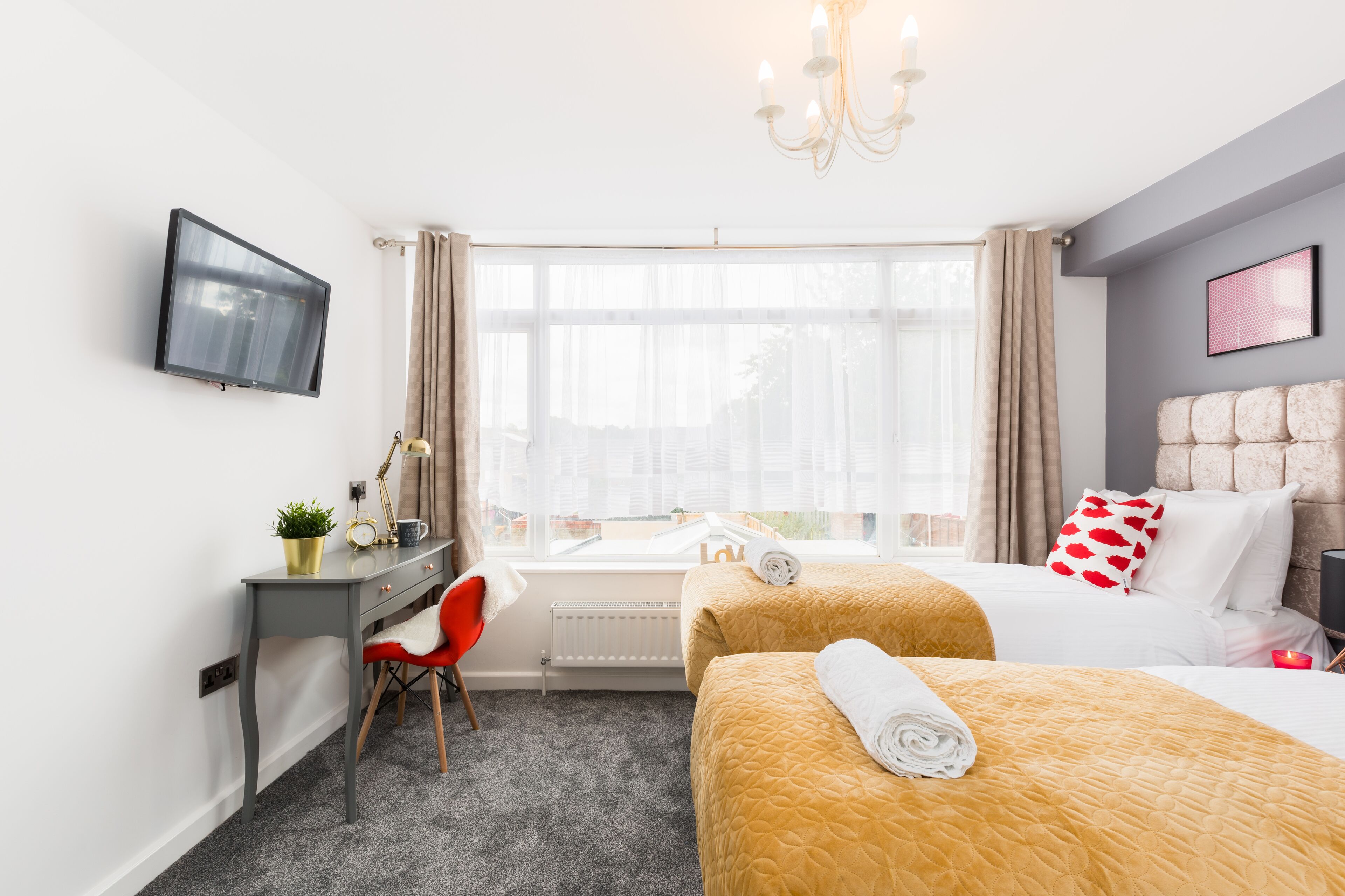 4 bedrooms, iron/ironing board, WiFi, bed sheets