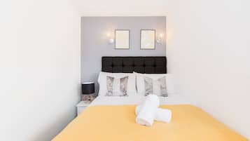 4 bedrooms, iron/ironing board, WiFi, bed sheets