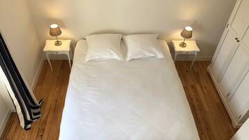 4 habitaciones, tabla de planchar con plancha y cuna de viaje